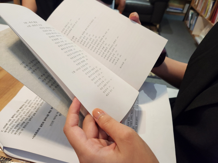'길 위의 인문학' 프로그램이 진행되는 동네 책방에 미리 도착하여 책을 읽을 수도 있었다.