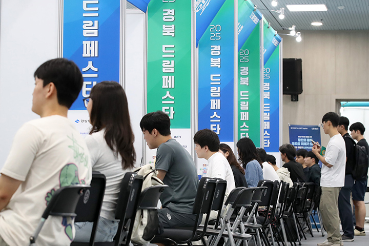 경북 경산시 영남대 천마아트센터에서 열린 '2025 경북 드림페스타'를 찾은 청년 취업준비생들이 업체 관계자와 취업상담을 하고 있다. 2025.9.9 (ⓒ뉴스1, 무단 전재-재배포 금지)
