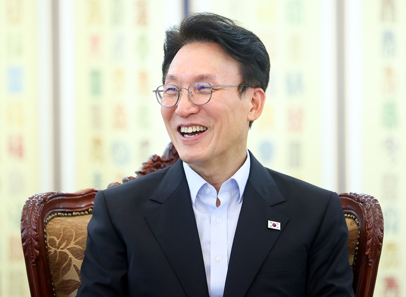 김민석 국무총리는 정책브리핑과의 서면인터뷰를 통해 "APEC 준비위원장으로서 대한민국의 국격이 걸린 외교 무대이기에 어느 하나도 소홀히 할 수 없다는 각오로 임하고 있다"고 말했다. (사진=저작권자(c) 연합뉴스, 무단 전재-재배포 금지)