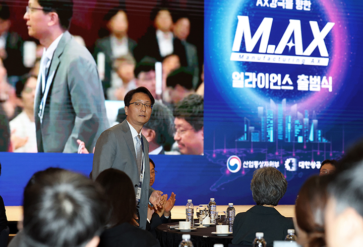 박대준 쿠팡 대표가 10일 오후 서울 중구 웨스틴조선 호텔에서 열린 제조AX 얼라이언스 출범식에서 참석자들에게 인사하고 있다. 2025.9.10 (ⓒ뉴스1, 무단 전재-재배포 금지)