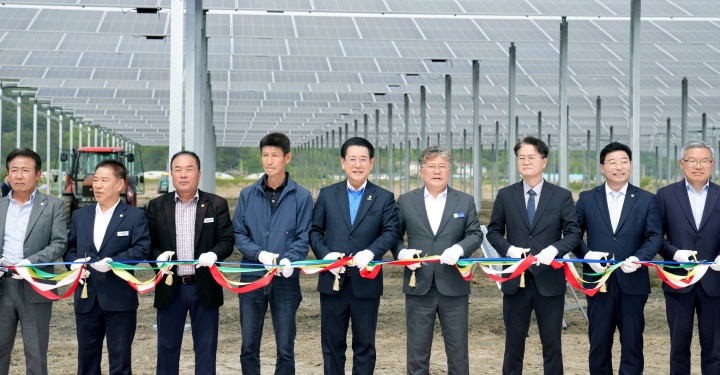 전라남도 영광 염산면 월평마을에서 열린 '주민주도 영농형 태양광 1단계(1MW) 발전단지 준공식' 모습.(ⓒ뉴스1, 전남도 제공, 무단 전재-재배포 금지)