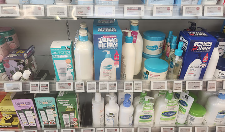 친구들과 자주 방문하는 화장품 매장의 모습이다. 로션 제품부터 에스테틱류까지, 즐비하게 진열된 모습을 확인할 수 있다.