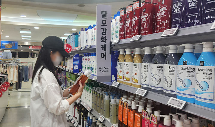 제품을 뒤집어서, QR코드 또는 '화장품 e-라벨 시범 사업 대상 제품입니다' 등 문구를 통해 확인할 수 있다. 아직 모든 제품에 붙은 것은 아니기 때문에, 꼼꼼히 확인해 보자.
