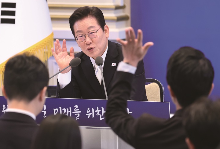 이재명 대통령이 9월 11일 청와대 영빈관에서 열린 취임 100일 기자회견 '회복을 위한 100일, 미래를 위한 성장'에서 취재진의 질문을 받고 있다. 사진 대통령실통신사진기자단