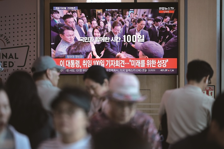 9월 11일 서울 중구 서울역에서 시민들이 TV를 통해 이재명 대통령 취임 100일 기자회견을 시청하고 있다. 사진 뉴시스