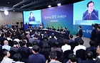 이재명 대통령이 12일 강원도 춘천시 강원창작개발센터에서 열린 지역 토론회 '강원의 마음을 듣다' 타운홀 미팅에서 발언하고 있다. 2025.9.12 [대통령실통신사진기자단](사진=저작권자(c) 연합뉴스, 무단 전재-재배포 금지)