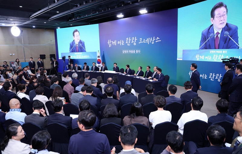 이재명 대통령이 12일 강원도 춘천시 강원창작개발센터에서 열린 지역 토론회 '강원의 마음을 듣다' 타운홀 미팅에서 발언하고 있다. 2025.9.12 [대통령실통신사진기자단](사진=저작권자(c) 연합뉴스, 무단 전재-재배포 금지)