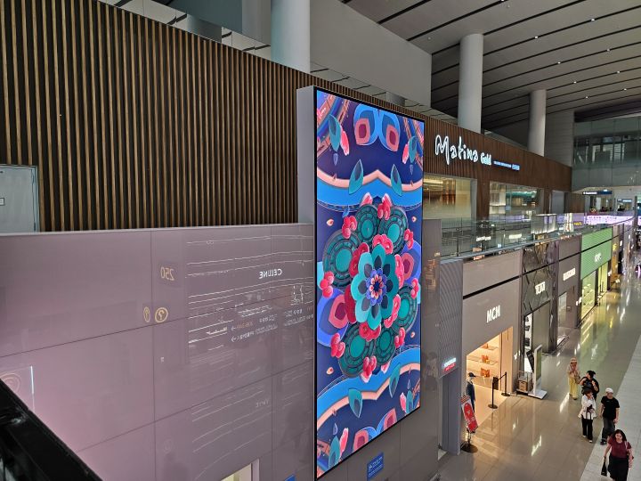 인천국제공항에는 현대적인 작품들도 많이 있지만, 우리 전통의 멋과 결합한 독특한 작품들이 다양하게 전시되어 있다.
