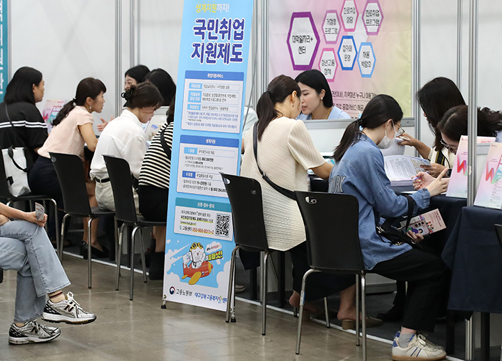 여성행복 일자리박람회를 찾은 여성 구직자들이 취업상담을 하고 있다. 2024.9.6 (ⓒ뉴스1, 무단 전재-재배포 금지)