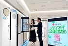 고객이 고효율 가전제품을 살펴보고 있는 모습.(ⓒ뉴스1, LG전자 제공, 무단 전재-재배포 금지)