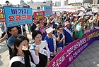 부산 중구 자갈치시장 인근에 있는 어패류조합, 신동아시장, 자갈밭상인회, 외식업지부 등 4개 상인회 회원들이 바가지요금 근절과 관련한 캠페인을 벌이고 있다. 2025.9.5 (ⓒ뉴스1, 무단 전재-재배포 금지)