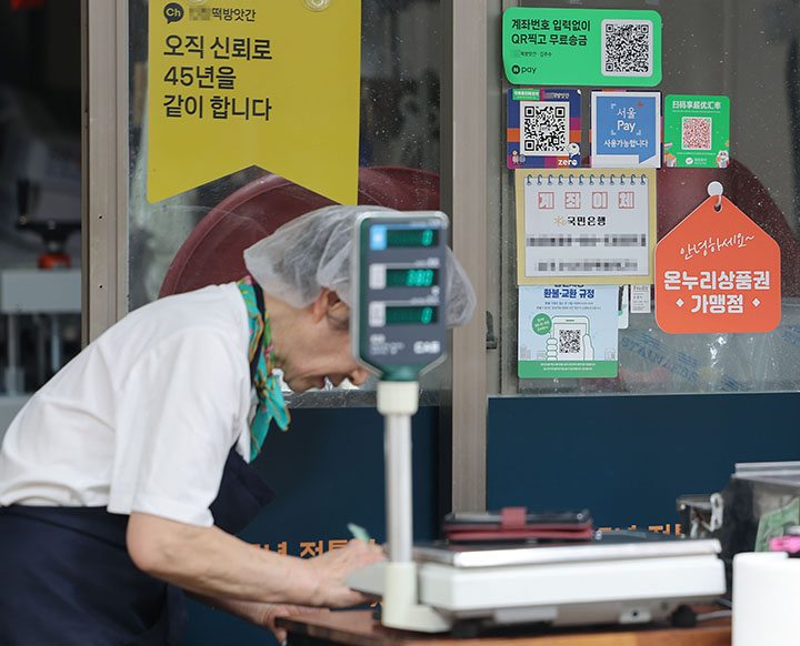 정부가 민생회복 소비쿠폰 1차 지급계획을 발표한 지난 7월 6일 서울의 한 전통시장 점포에 기존 골목경제 소비 활성화를 위한 온누리상품권 가맹 팻말이 붙어 있다. 사진은 기사 내용과 무관함.(사진=저작권자(c) 연합뉴스, 무단 전재-재배포 금지)