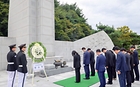 권오을 국가보훈부 장관이 8일 오후 전북 임실군 국립임실호국원을 찾아 현충탑에 참배하고 있다.(사진=국가보훈부 제공)