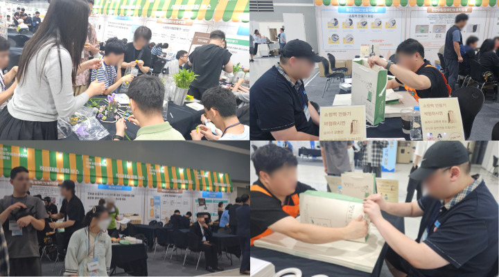 직업재활 체험 부스에서는 종이 쇼핑백 만들기와 꽃 만들기 체험활동을 한다.
