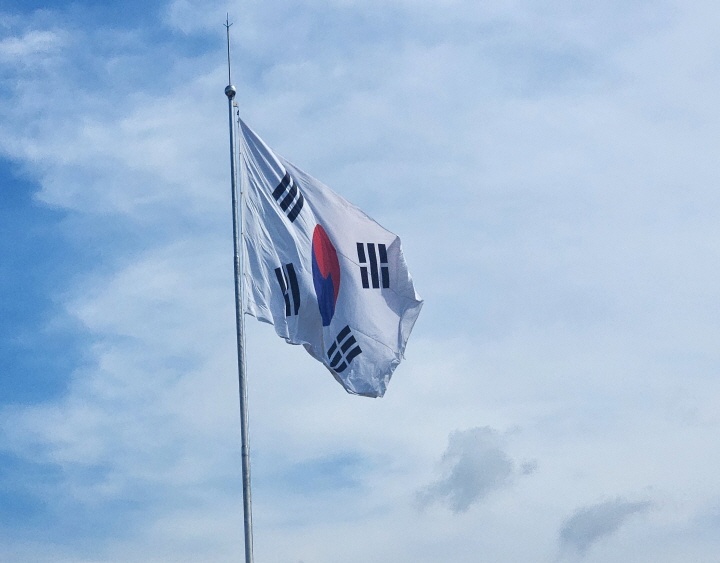 오두산 통일전망대 야외 전망대에서 태극기가 펄럭이는 사진.