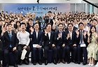 이재명 대통령이 지난 7월 25일 부산 부경대에서 열린 타운홀미팅 '부산의 마음을 듣다' 간담회를 마치며 참석자들과 기념촬영을 하고 있다.(사진=저작권자(c) 연합뉴스, 무단 전재-재배포 금지)
