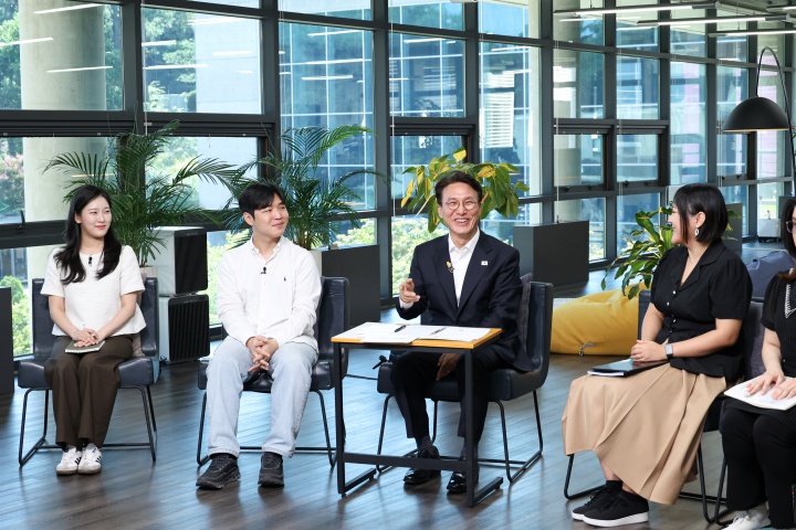 김민석 국무총리가 서울 성북구 한국예술종합학교 석관동 캠퍼스에서 열린 미래대화 1·2·3에서 참석자들과 대화를 있다. (총리실 제공). 2025.9.10. (ⓒ뉴스1, 무단 전재-재배포 금지)