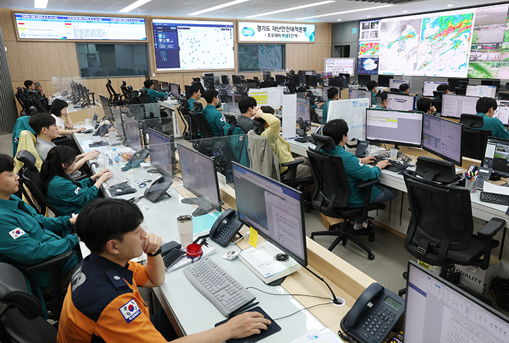 경기도청 재난안전대책본부 풍수해대책종합상황실에서 관계자들이 기상 상황을 예의주시 하고 있다. 2025.8.6 (ⓒ뉴스1, 무단 전재-재배포 금지)