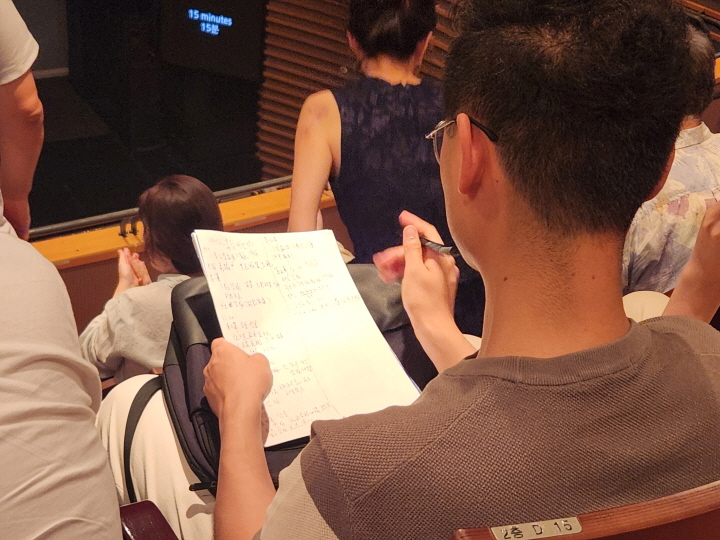 중국인 유학생 호곤 씨는 무대가 바뀔 때마다 공책에 꼼꼼하게 기록하고 있었다.