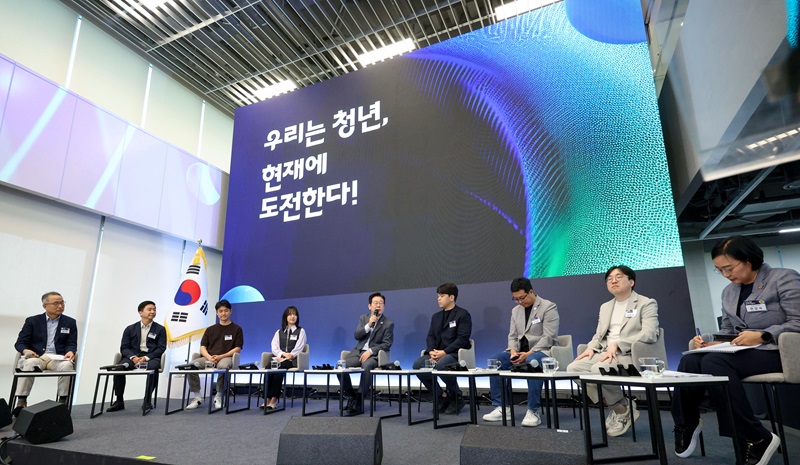이재명 대통령이 17일 경기도 성남시 스타트업 스퀘어에서 열린 청년 스타트업 상상콘서트에서 참석자들과 토론하고 있다. 2025.9.17 [대통령실통신사진기자단](사진=저작권자(c) 연합뉴스, 무단 전재-재배포 금지)