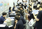 부산시 해운대구 벡스코 제2전시장에서 열린 '2025년 부산 대입상담캠프'에서 참가자들이 대학별 상담 및 대입정보를 제공하는 대입정보관에서 개별상담을 하고 있다. 2025.7.18 (사진=저작권자(c) 연합뉴스, 무단 전재-재배포 금지)