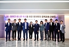 한성숙 중소벤처기업부 장관이 18일 서울 서초구 한국벤처투자에서 열린 'AI·딥테크 유니콘 육성을 위한 벤처투자 정책과제 간담회'에서 참석자들과 기념 촬영을 하고 있다. (중소벤처기업부 제공)