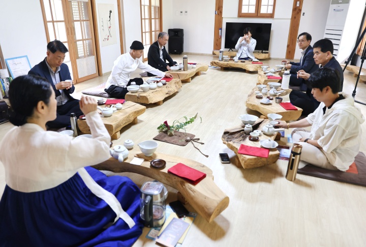 송미령 농림축산식품부 장관이 농촌관광 준비 상황 및 체험시설 등을 점검하기 위해 18일 전북 완주군 오성한옥마을을 찾아 체험 프로그램에 참여하고 있다. (농림축산식품부 제공)