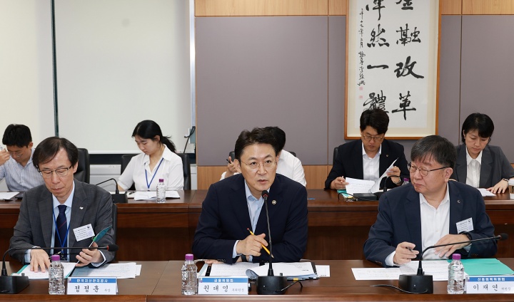 권대영 금융위원회 부위원장이 18일 오전 서울 종로구 정부서울청사 금융위원회 대회의실에서 개최한 새출발기금 간담회에서 새출발기금 제도개선 사항 및 이행방안에 대해 논의했다.(사진=금융위원회 제공)