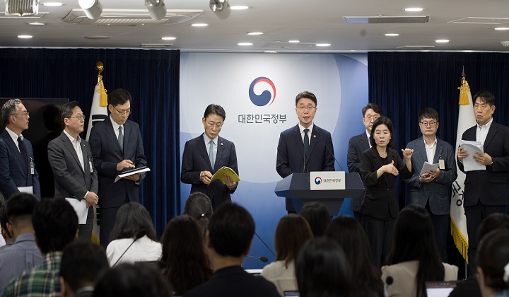 류제명 과학기술정보통신부 제2차관과 권대영 금융위원회 부위원장이 19일 서울 종로구 정부서울청사에서 해킹 대응을 위한 과기정통부-금융위 합동 브리핑을 하고 있다.(사진=저작권자(c) 연합뉴스, 무단 전재-재배포 금지)