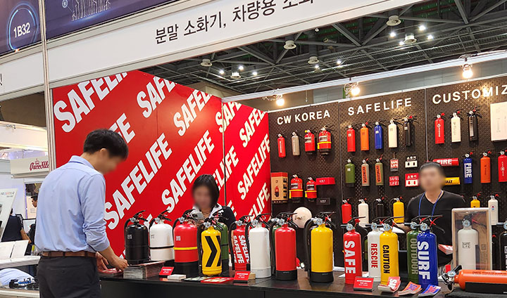 분말 소화기는 우리에게 너무나도 익숙한 제품이다. 학교에서 배우기도 하고, 가정이나 공공장소에서 가장 흔히 볼 수 있는 안전 제품 중 하나이기 때문이다.