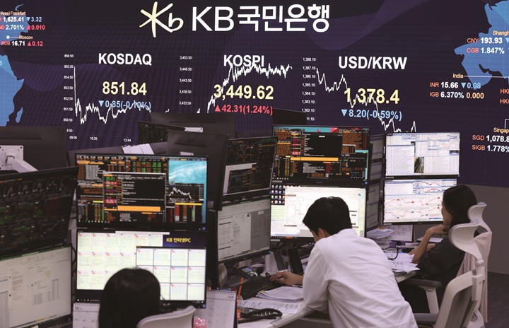 정부가 주식 양도소득세 대주주 기준 현행 유지 방침을 밝힌 다음날인 9월 16일 코스피가 사상최고치를 경신했다. 사진 뉴시스