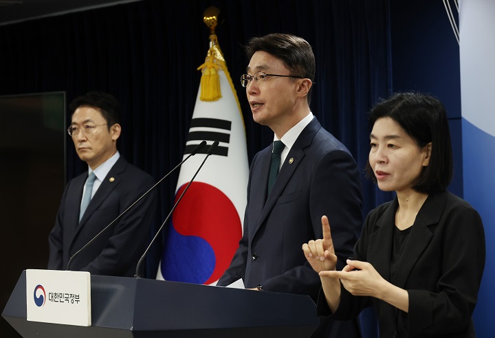 19일 서울 종로구 정부서울청사에서 열린 해킹 대응을 위한 과기정통부-금융위 합동 브리핑에서 류제명 과학기술정보통신부 제2차관이 발표를 하고 있다. 왼쪽은 권대영 금융위원회 부위원장.(사진=저작권자(c) 연합뉴스, 무단 전재-재배포 금지)