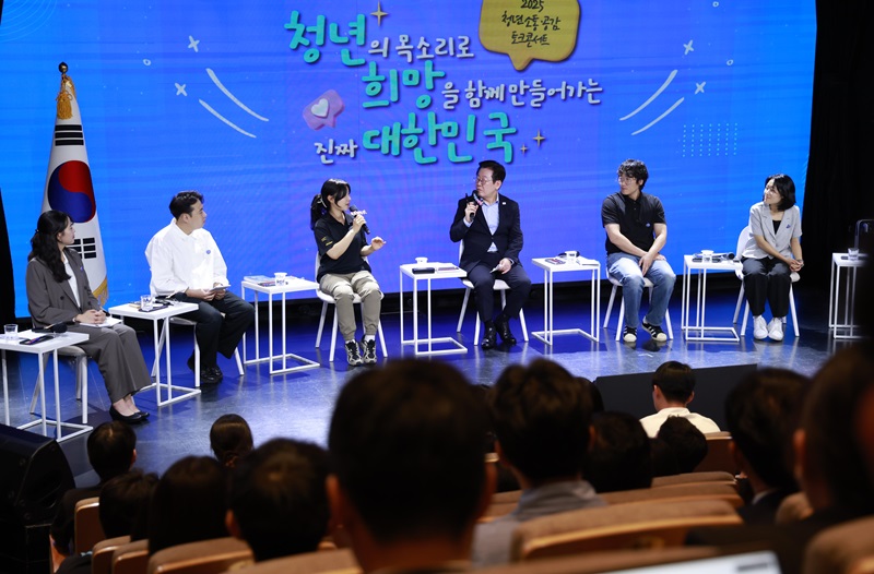 이재명 대통령이 19일 서울 마포구 구름아래 소극장에서 열린 2030 청년 소통·공감 토크콘서트에서 참석자와 대화하고 있다. 2025.09.19 [대통령실통신사진기자단](사진=저작권자(c) 연합뉴스, 무단 전재-재배포 금지)