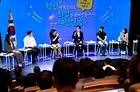 이재명 대통령이 19일 서울 마포구 구름아래 소극장에서 열린 2030 청년 소통·공감 토크콘서트에서 참석자와 대화하고 있다. 2025.09.19 [대통령실통신사진기자단](사진=저작권자(c) 연합뉴스, 무단 전재-재배포 금지)