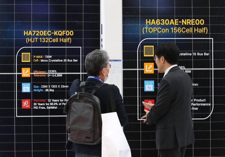'2025 국제그린에너지엑스포'를 찾은 관람객이 태양광(photovoltaics·PV) 모듈을 살펴보고 있다.(ⓒ뉴스1, 무단 전재-재배포 금지)