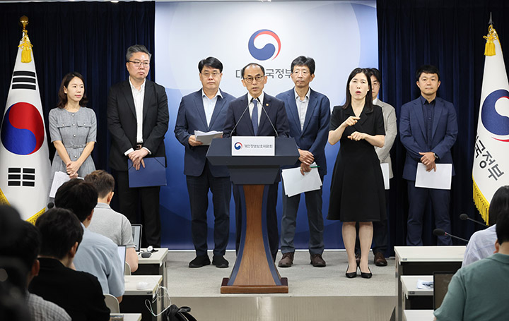 고학수 개인정보보호위원회 위원장이 지난달 28일 서울 종로구 정부서울청사에서 SK텔레콤 개인정보 유출사고 제재처분 의결과 관련해 브리핑하고 있다.(사진=저작권자(c) 연합뉴스, 무단 전재-재배포 금지)