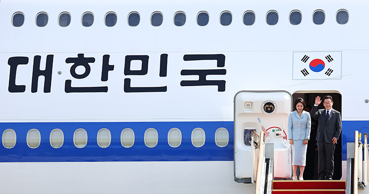 유엔총회 참석차 출국하는 이재명 대통령과 김혜경 여사가 22일 성남 서울공항 공군 1호기에서 환송객에게 인사하고 있다.(사진=저작권자(c) 연합뉴스, 무단 전재-재배포 금지)