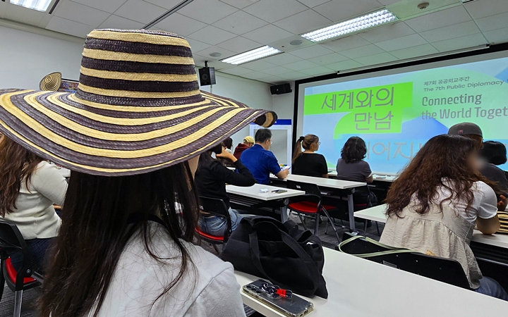 강연 시작 전 콜롬비아 전통 모자를 써보고 있다.