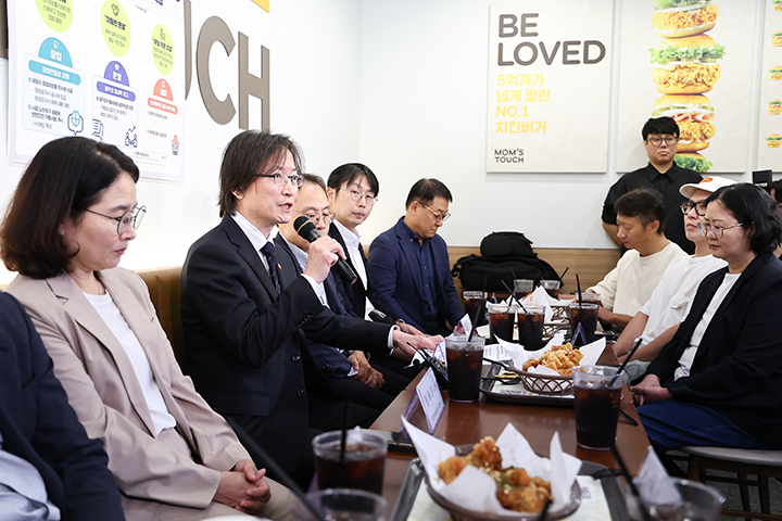 주병기 공정거래위원장이 23일 서울 마포구 한 패스트푸드 매장에서 열린 '가맹점주 권익강화 종합대책 발표 및 현장 간담회'에서 모두 발언을 하고 있다.(ⓒ뉴스1, 무단 전재-재배포 금지)