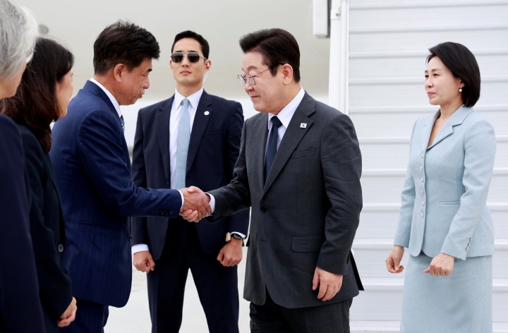 유엔총회 참석차 미국을 방문한 이재명 대통령이 22일(현지시간) 뉴욕 JFK공항에서 환영 나온 차지훈 주유엔대사와 악수하고 있다.(사진=저작권자(c) 연합뉴스, 무단 전재-재배포 금지)