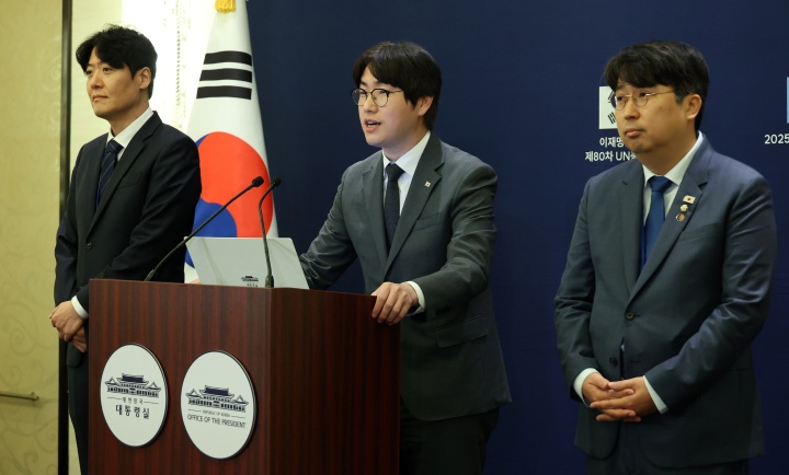 하정우 AI미래기획수석이 22일(현지시간) 미국 뉴욕 한 호텔의 한국프레스센터에서 이재명 대통령의 세계경제포럼 의장 접견 관련 브리핑을 하고 있다.(사진=저작권자(c) 연합뉴스, 무단 전재-재배포 금지)