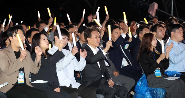 김민석 국무총리가 20일 오후 서울 종로구 청와대 녹지원에서 열린 2025 청년의 날 기념식에서 참석자들과 함께 응원봉을 흔들고 있다. 2025.9.20. (ⓒ뉴스1, 무단 전재-재배포 금지)