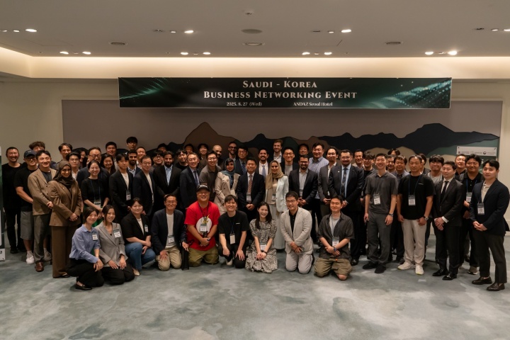 안다즈 서울 강남 호텔에서 '2025 중소벤처기업 중동 진출 지원 사업' 참가 기업과 관계자가 함께 기념촬영을 하고 있다. 사진은 기사와 관계 없음. 2025.8.27. (ⓒ뉴스1, 무단 전재-재배포 금지)