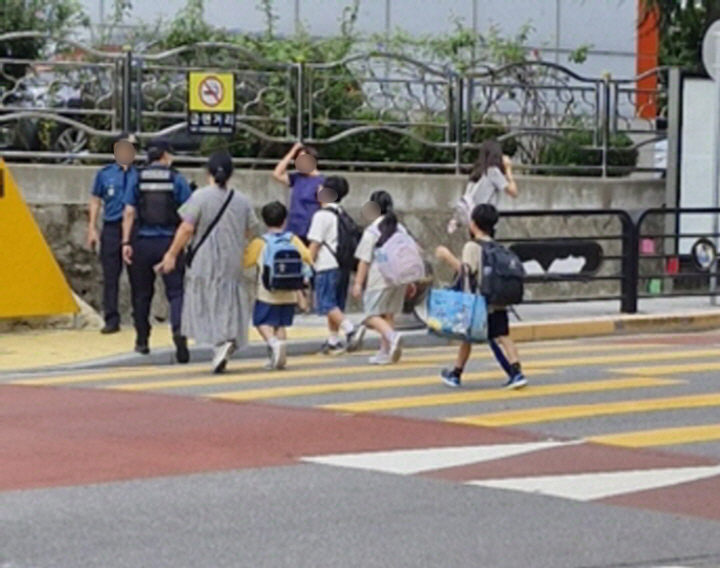 인근 초등학교 앞에 학생들의 안전한 등하굣길을 위해 경찰들이 배치되었다.