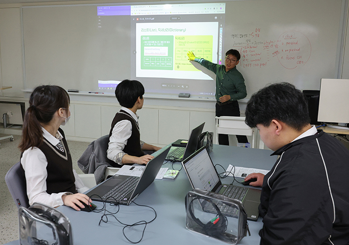 고교학점제 수업을 시행 중인 서울 관악구 당곡고등학교에서 '스마트콘텐츠 실무' 수업이 진행되고 있다. 2025.3.30 (ⓒ뉴스1, 무단 전재-재배포 금지)