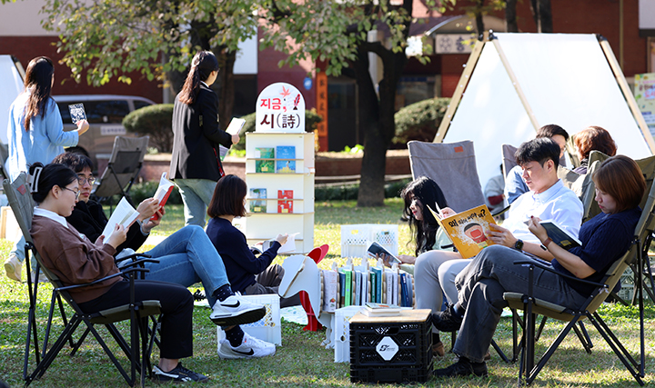 서울 송파구 아시아공원에 마련된 '공원에서 만난 도서관'에서 시민들이 책을 읽고 있다.2024.10.31(ⓒ뉴스1, 무단 전재-재배포 금지)