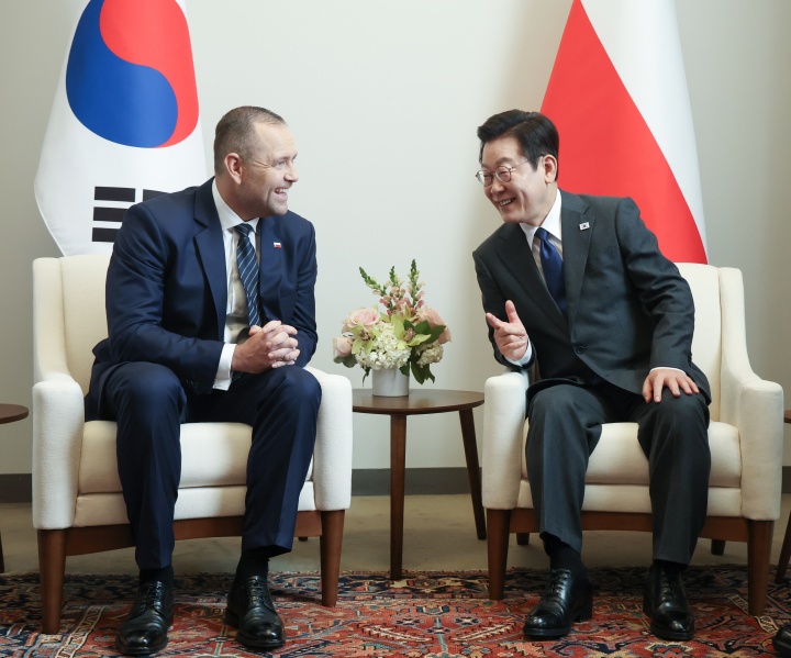 이재명 대통령과 카롤 나브로츠키 폴란드 대통령이 24일(현지시간) 미국 뉴욕 유엔본부에서 정상회담을 하고 있다. (사진=저작권자(c) 연합뉴스, 무단 전재-재배포 금지)