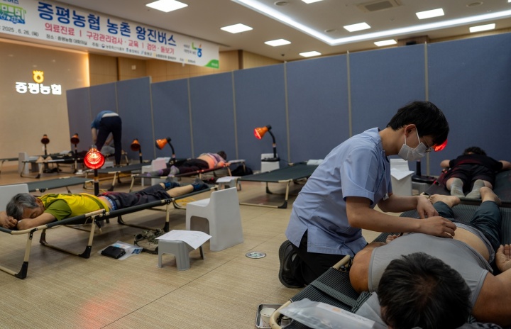 충북 증평군 증평농협 대회의실에서 '2025 농촌 왕진버스'가 운영되는 모습. 2025.6.26. (ⓒ뉴스1, 무단 전재-재배포 금지)