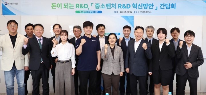한성숙 중소벤처기업부 장관이 25일 오후 서울 종로구 엔도로보틱스에서 열린 중소벤처 R&D 혁신방안 간담회에서 참석자들과 기념촬영을 하고 있다. 2025.9.25. (ⓒ뉴스1, 무단 전재-재배포 금지)