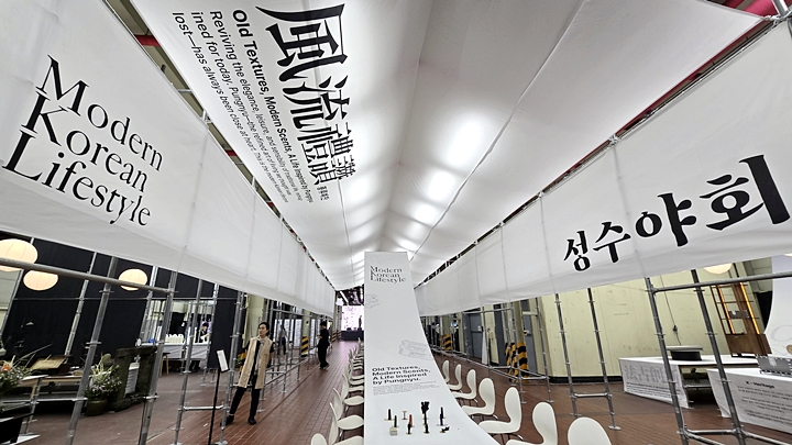 3층에서 술을 받아 자리에 앉아 무대 공연을 보며 마실 수 있다.